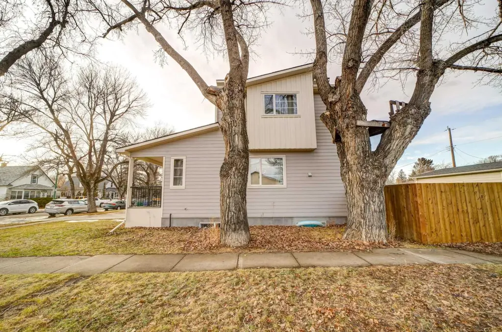 624 19 Street N Lethbridge AB T1H3K9