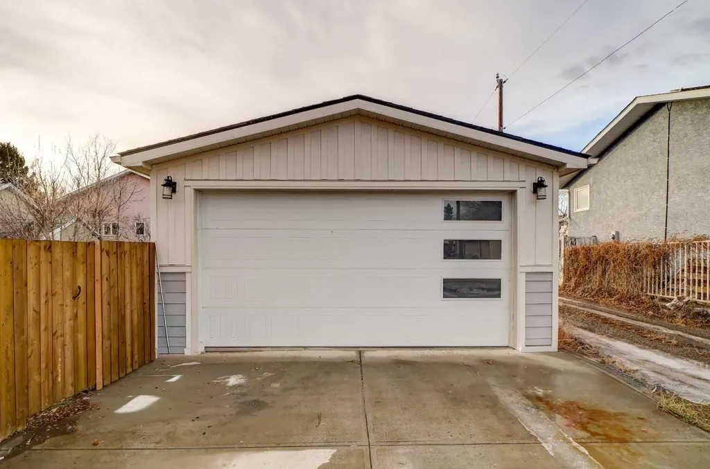 624 19 Street N Lethbridge AB T1H3K9