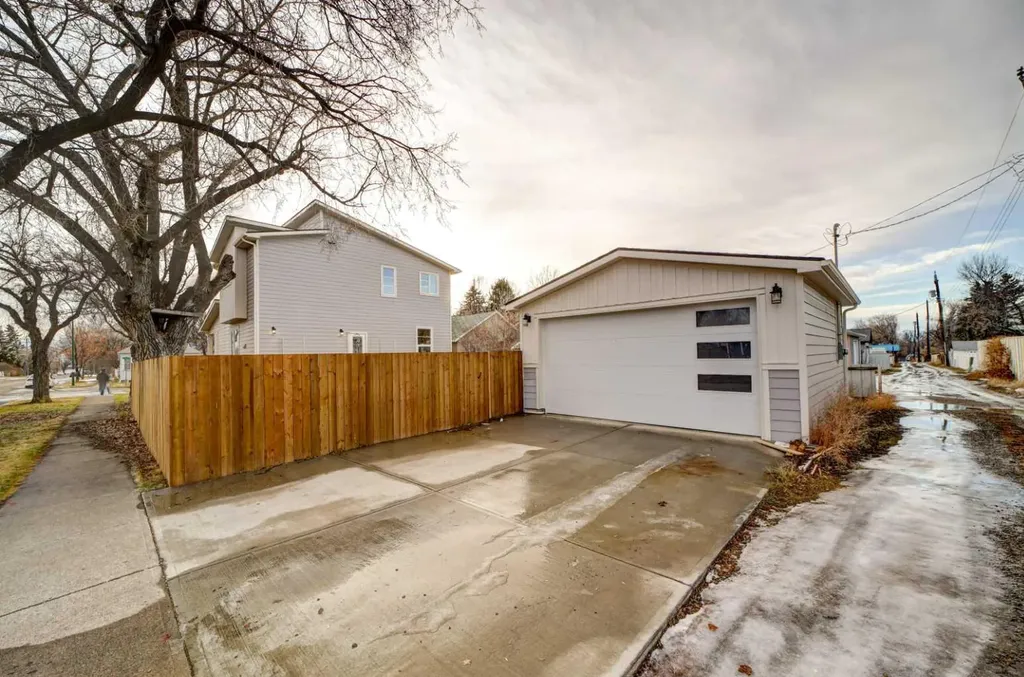 624 19 Street N Lethbridge AB T1H3K9