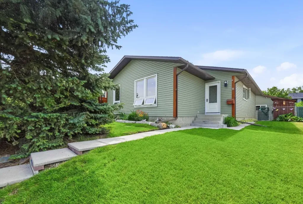 11 Beddington Green NE Calgary AB T3K 1M7