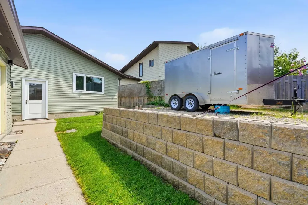 11 Beddington Green NE Calgary AB T3K 1M7