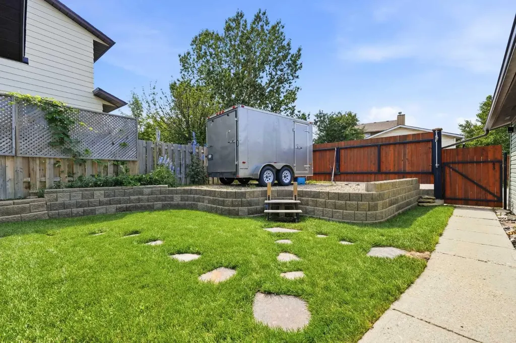 11 Beddington Green NE Calgary AB T3K 1M7
