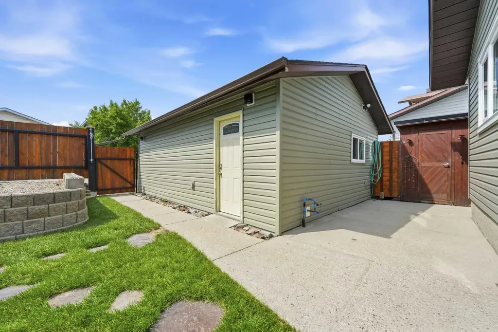 11 Beddington Green NE Calgary AB T3K 1M7