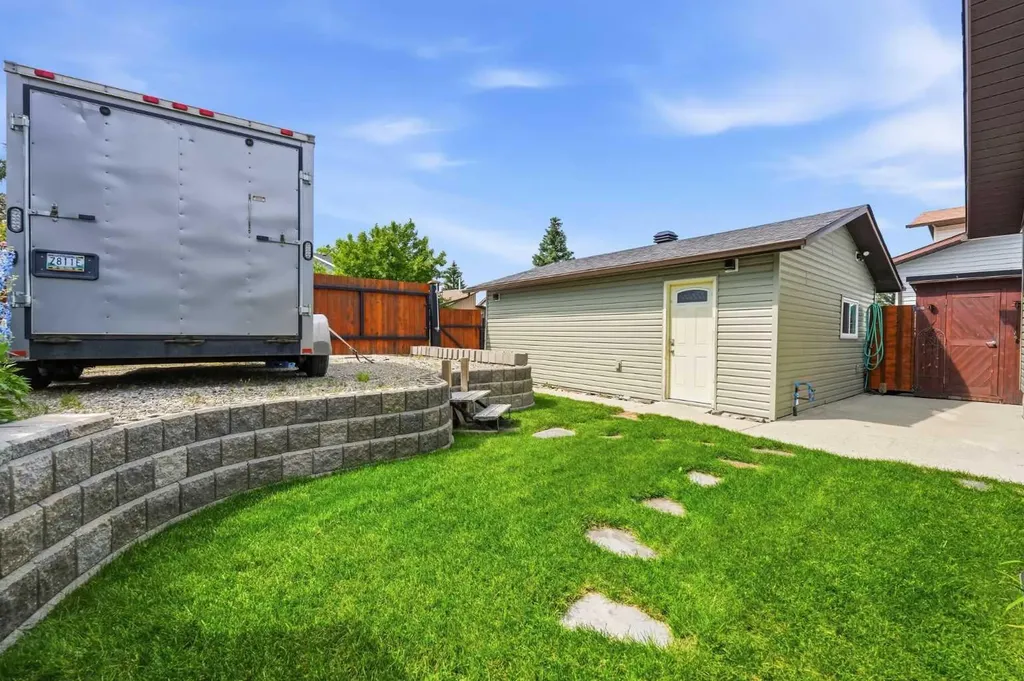 11 Beddington Green NE Calgary AB T3K 1M7