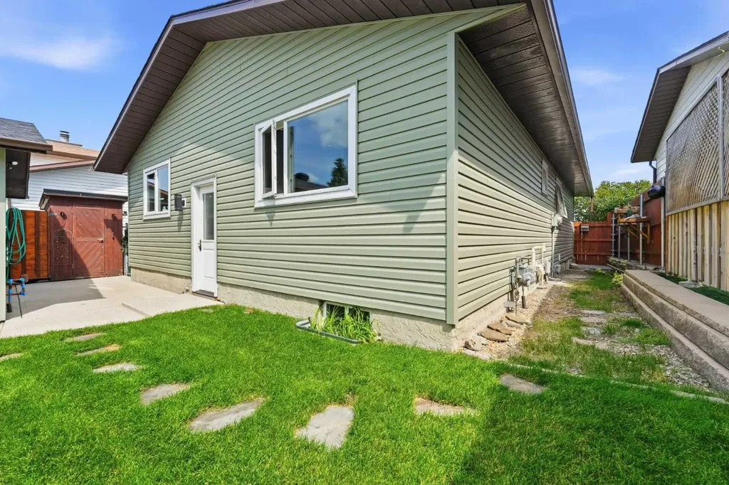 11 Beddington Green NE Calgary AB T3K 1M7