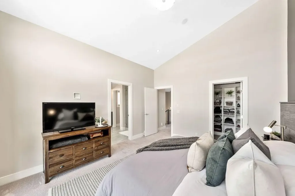 1126 40 Street SW Calgary AB T3C 1W6