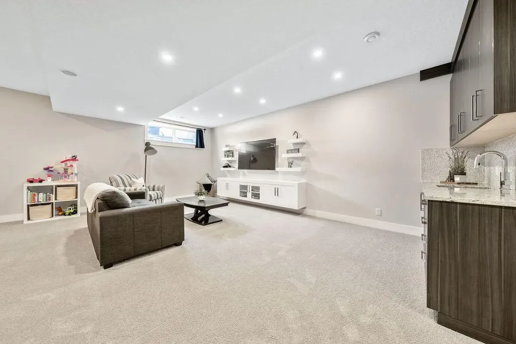 1126 40 Street SW Calgary AB T3C 1W6