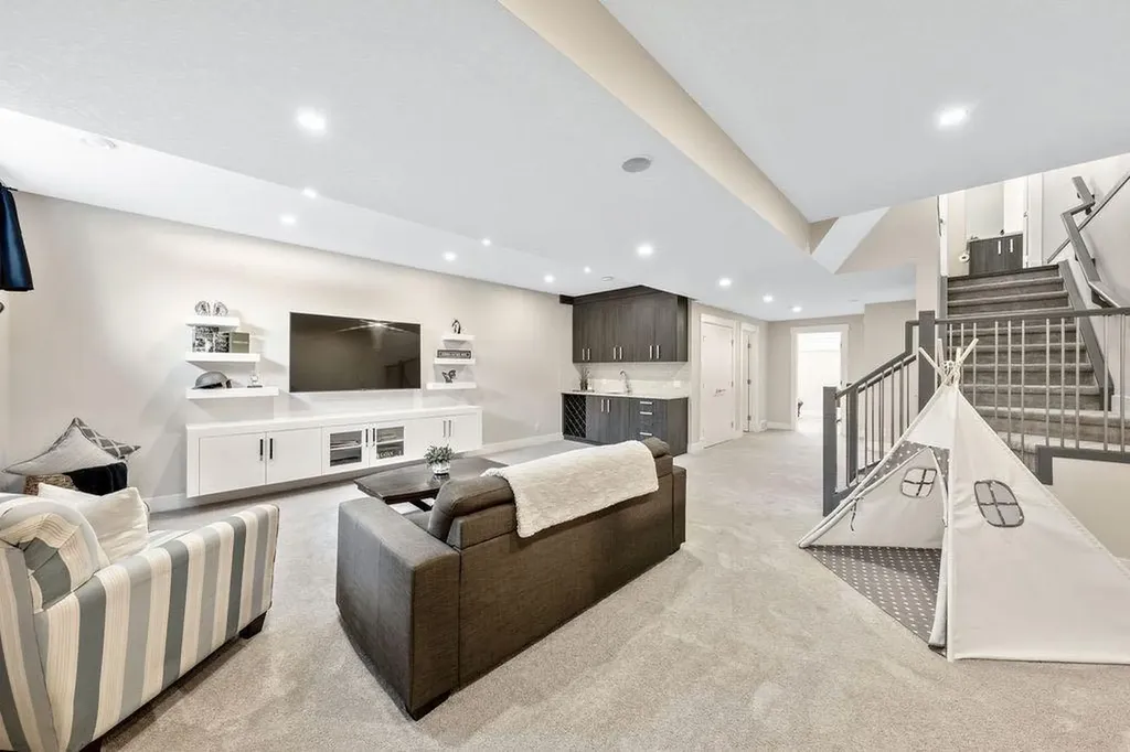 1126 40 Street SW Calgary AB T3C 1W6