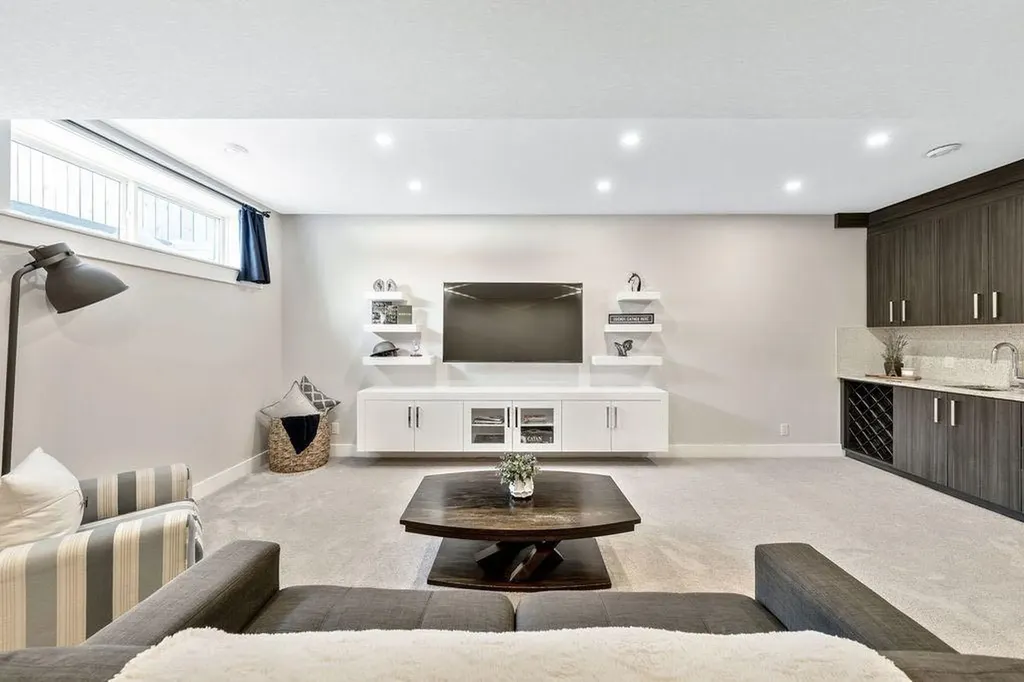 1126 40 Street SW Calgary AB T3C 1W6
