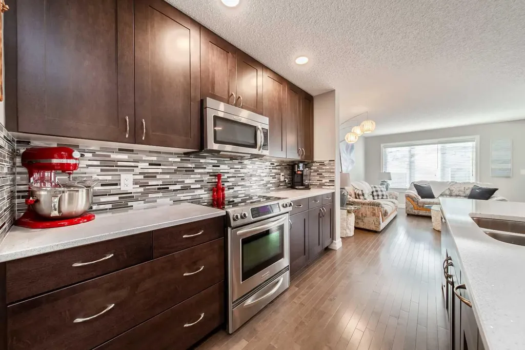 839 37 Avenue Edmonton AB T6T 1A1