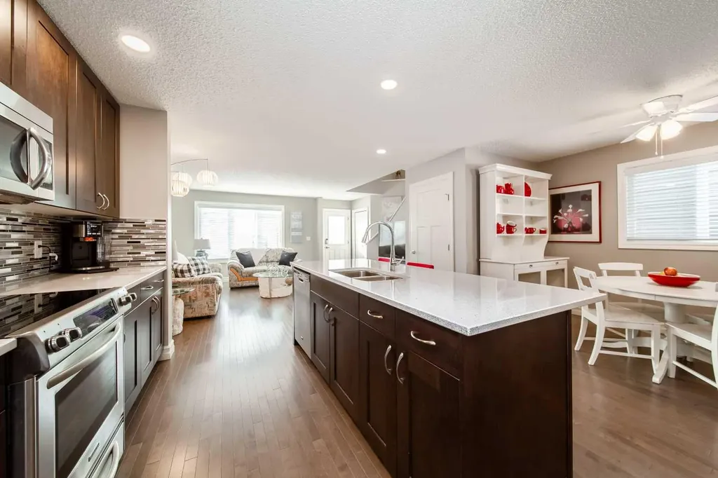839 37 Avenue Edmonton AB T6T 1A1