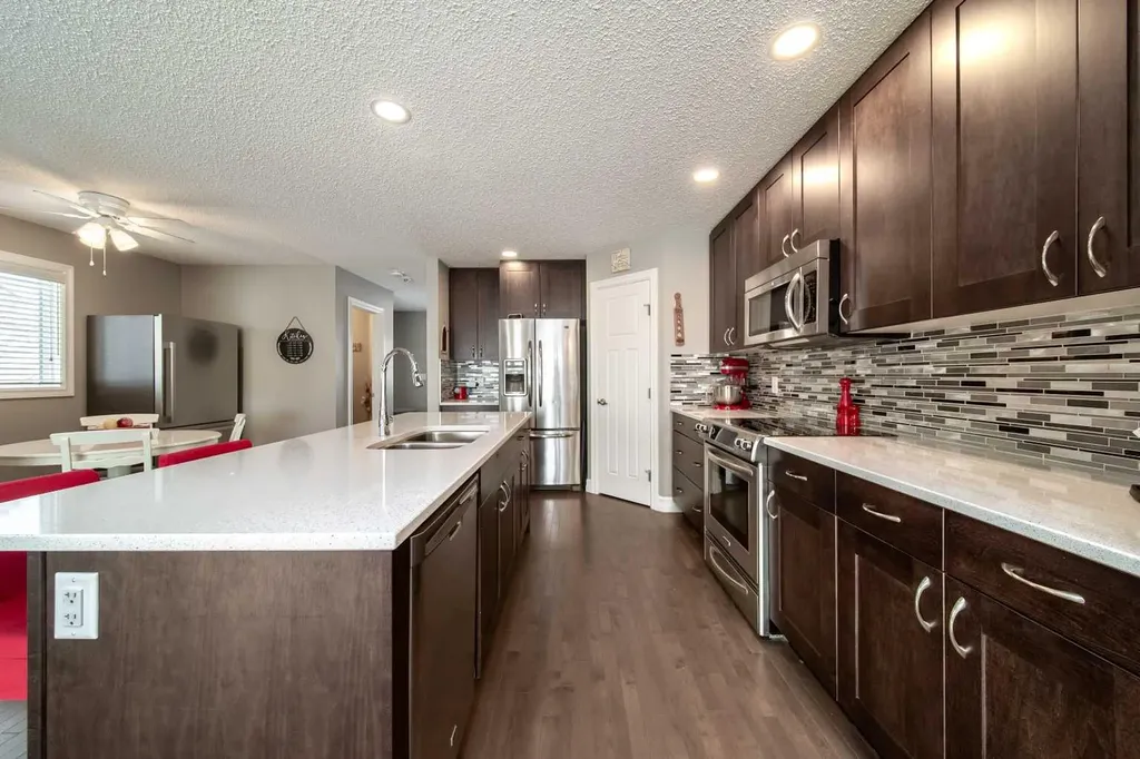 839 37 Avenue Edmonton AB T6T 1A1