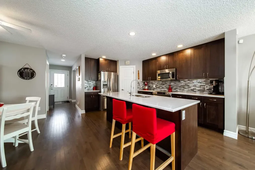 839 37 Avenue Edmonton AB T6T 1A1