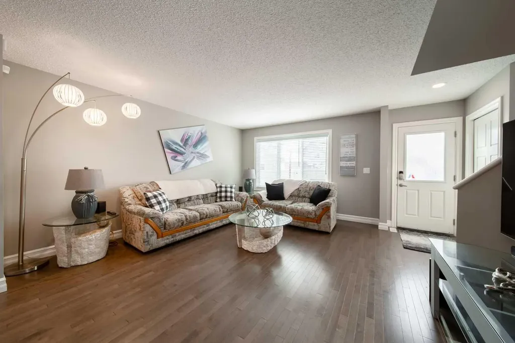 839 37 Avenue Edmonton AB T6T 1A1