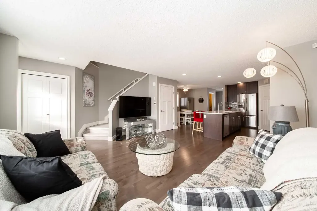 839 37 Avenue Edmonton AB T6T 1A1