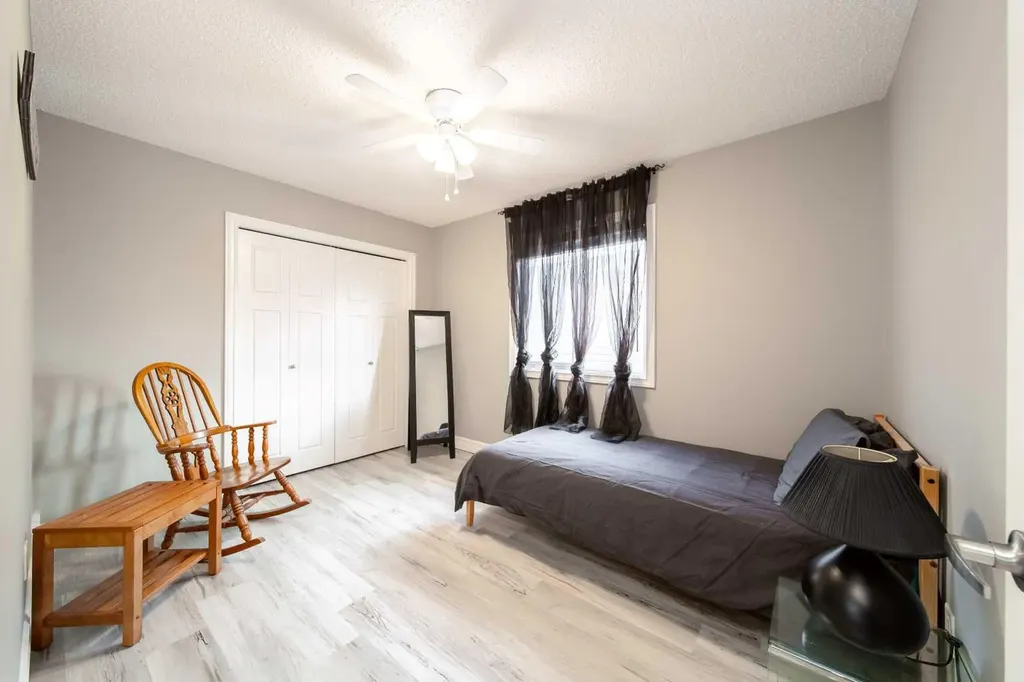 839 37 Avenue Edmonton AB T6T 1A1