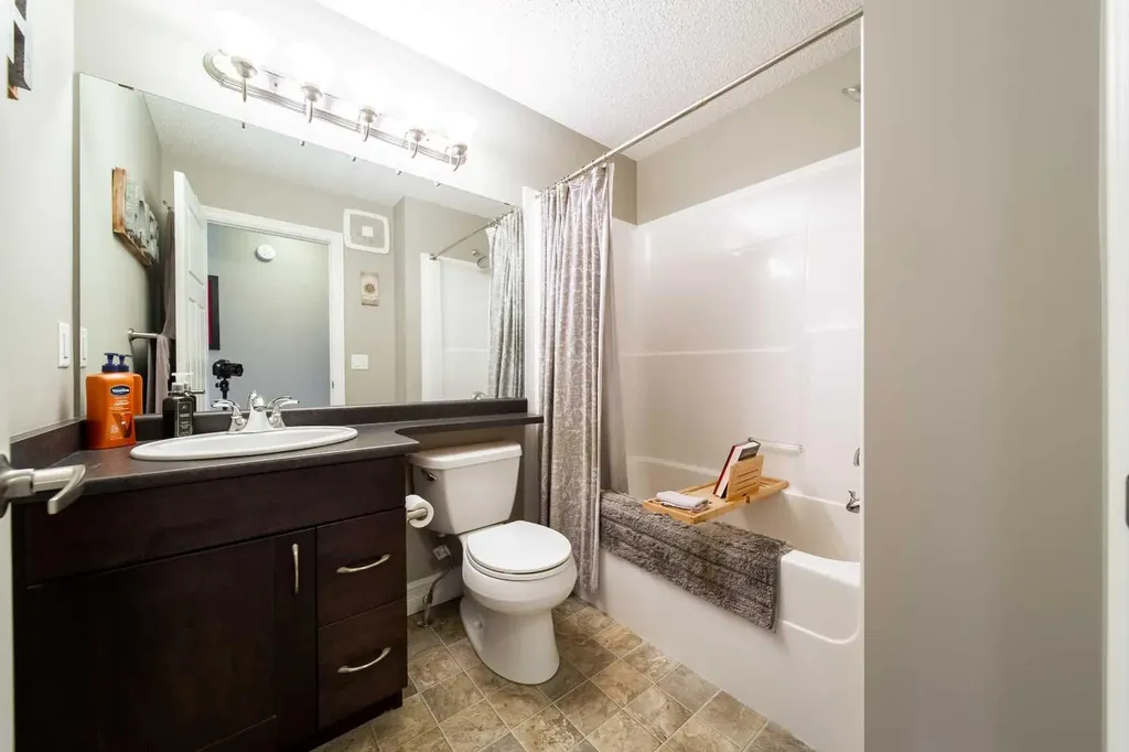 839 37 Avenue Edmonton AB T6T 1A1