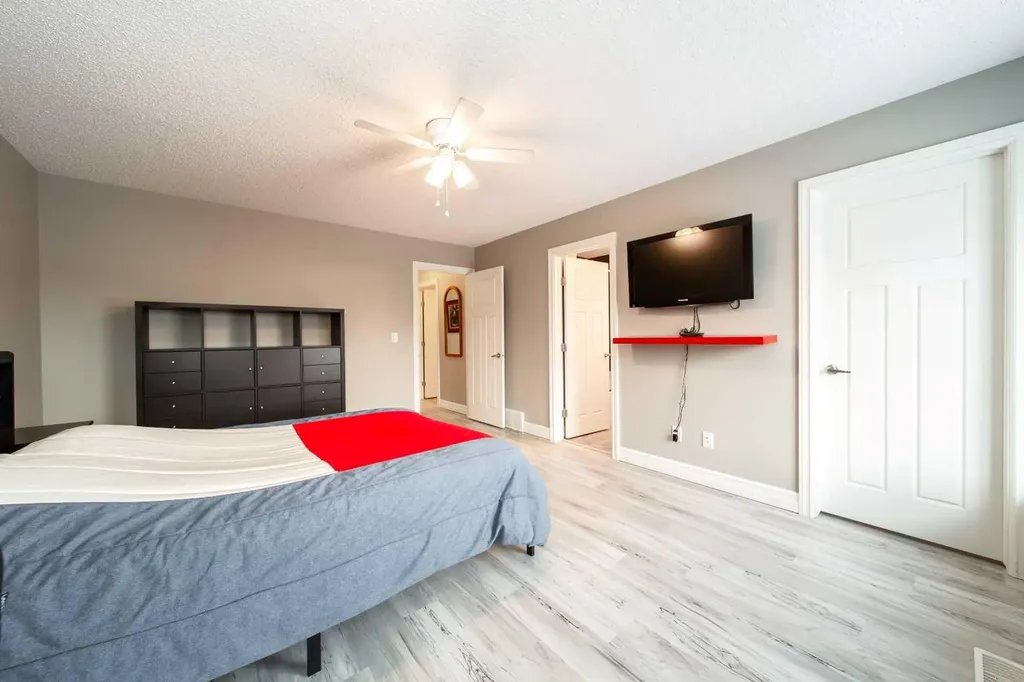 839 37 Avenue Edmonton AB T6T 1A1