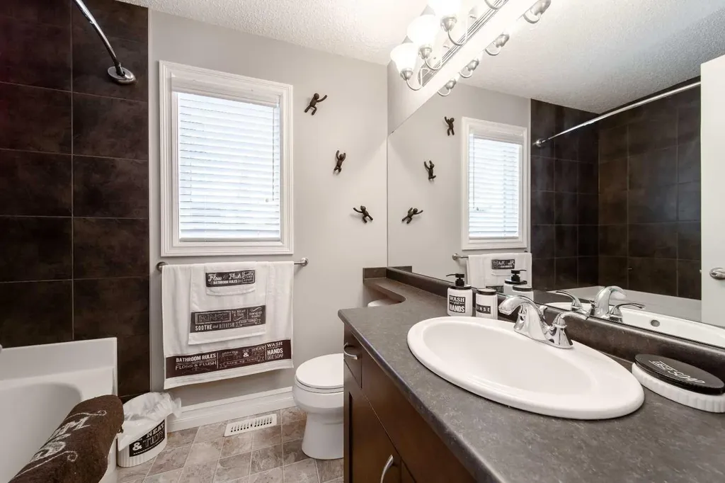 839 37 Avenue Edmonton AB T6T 1A1