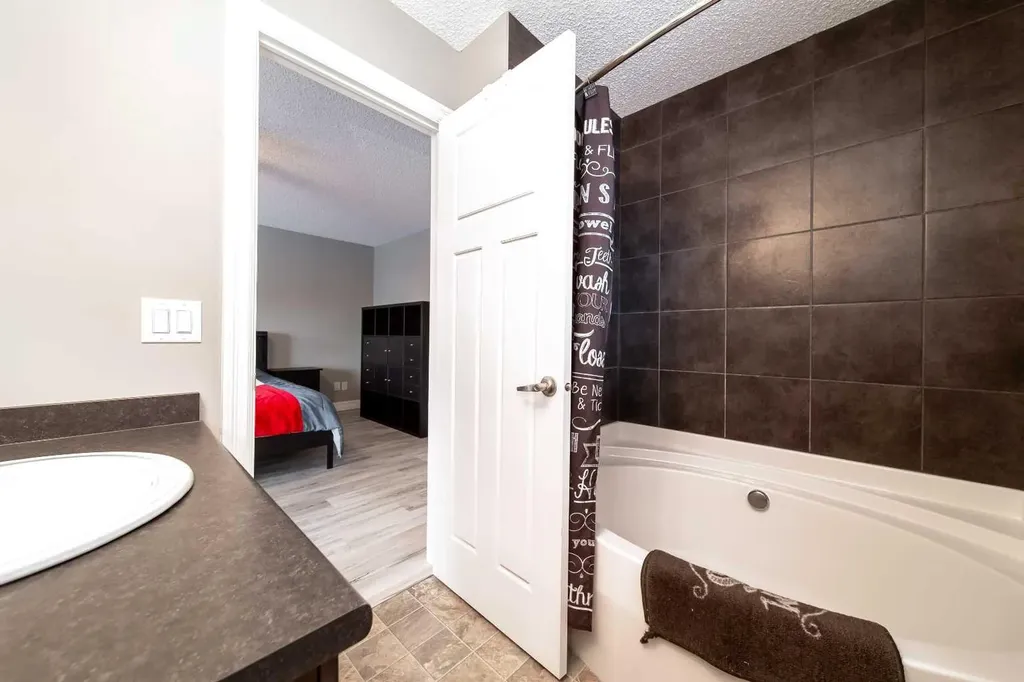 839 37 Avenue Edmonton AB T6T 1A1