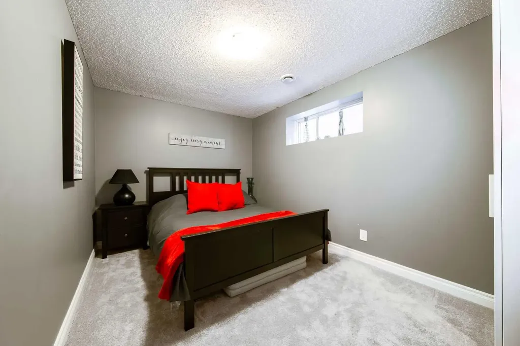 839 37 Avenue Edmonton AB T6T 1A1