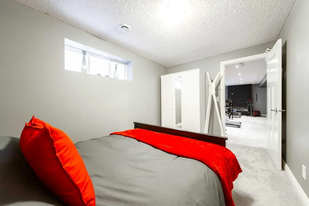 839 37 Avenue Edmonton AB T6T 1A1