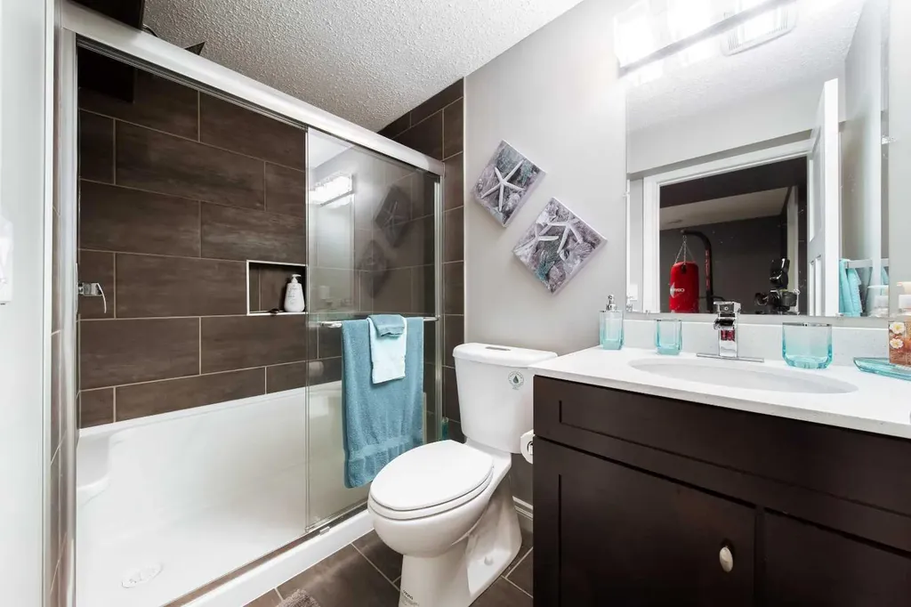 839 37 Avenue Edmonton AB T6T 1A1