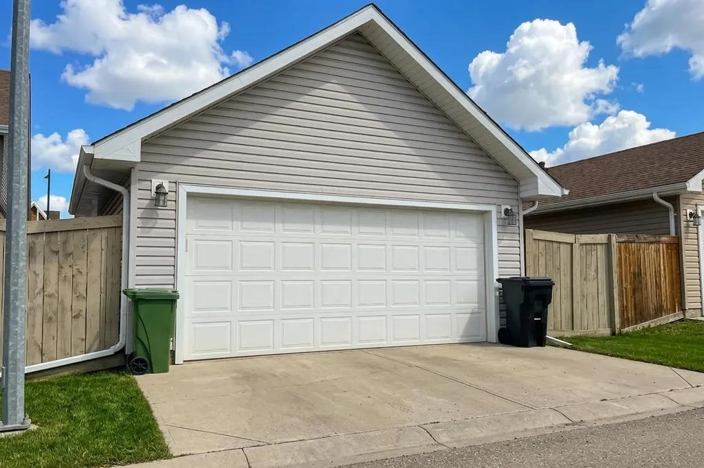 839 37 Avenue Edmonton AB T6T 1A1