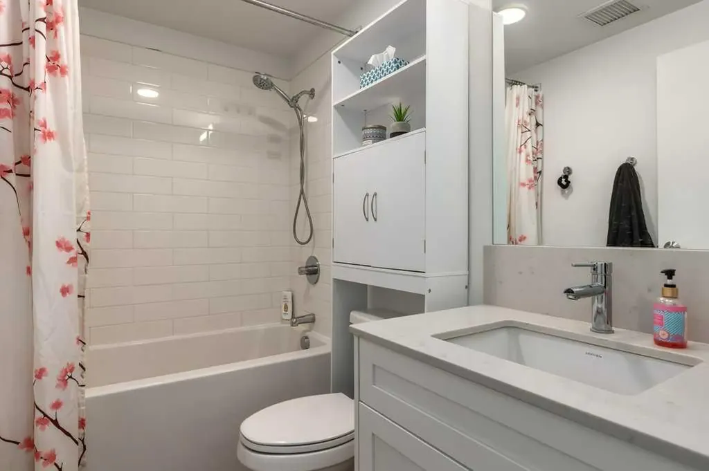 123 4 Street NE Calgary AB T2E 8K3