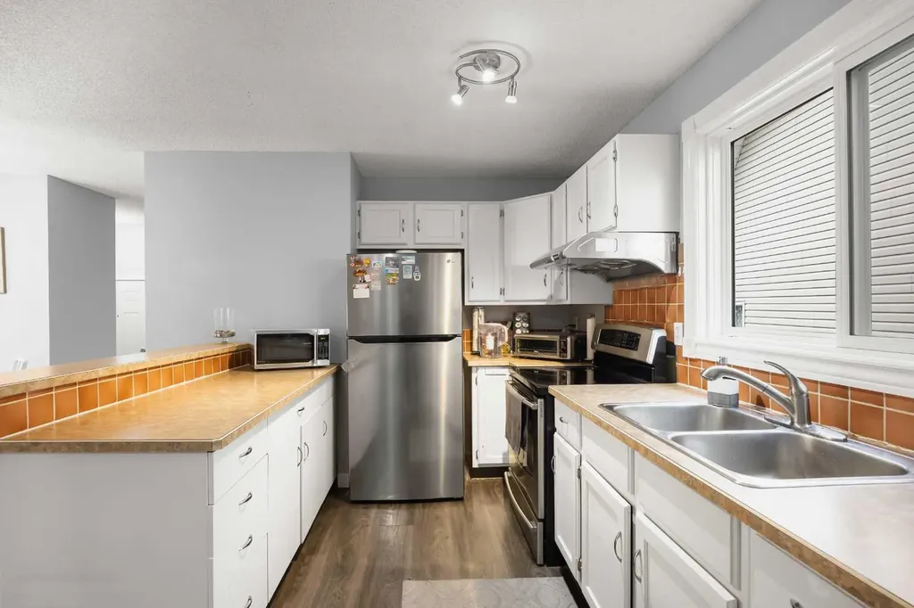 23 Edgedale Road NW Calgary AB T3A 2P6