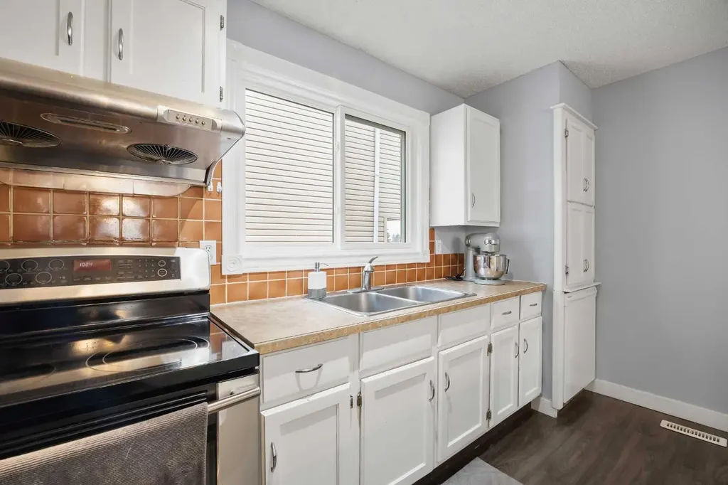 23 Edgedale Road NW Calgary AB T3A 2P6