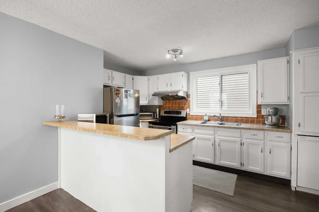 23 Edgedale Road NW Calgary AB T3A 2P6