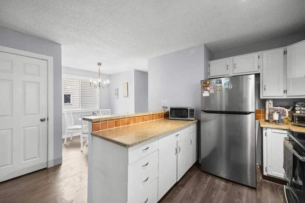 23 Edgedale Road NW Calgary AB T3A 2P6