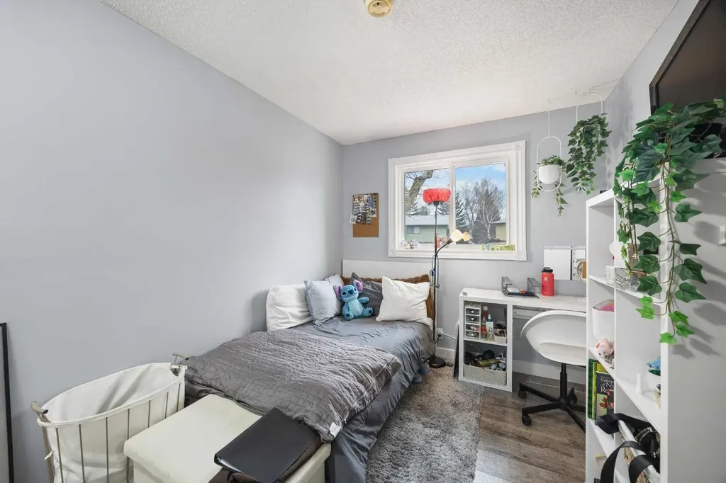 23 Edgedale Road NW Calgary AB T3A 2P6
