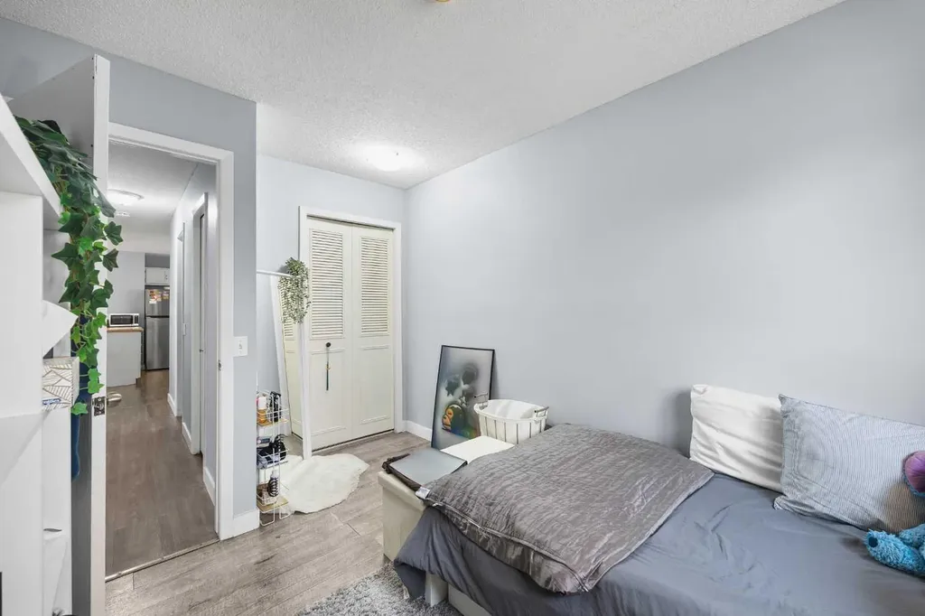 23 Edgedale Road NW Calgary AB T3A 2P6