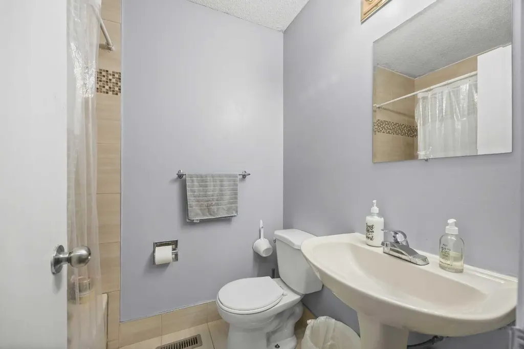 23 Edgedale Road NW Calgary AB T3A 2P6