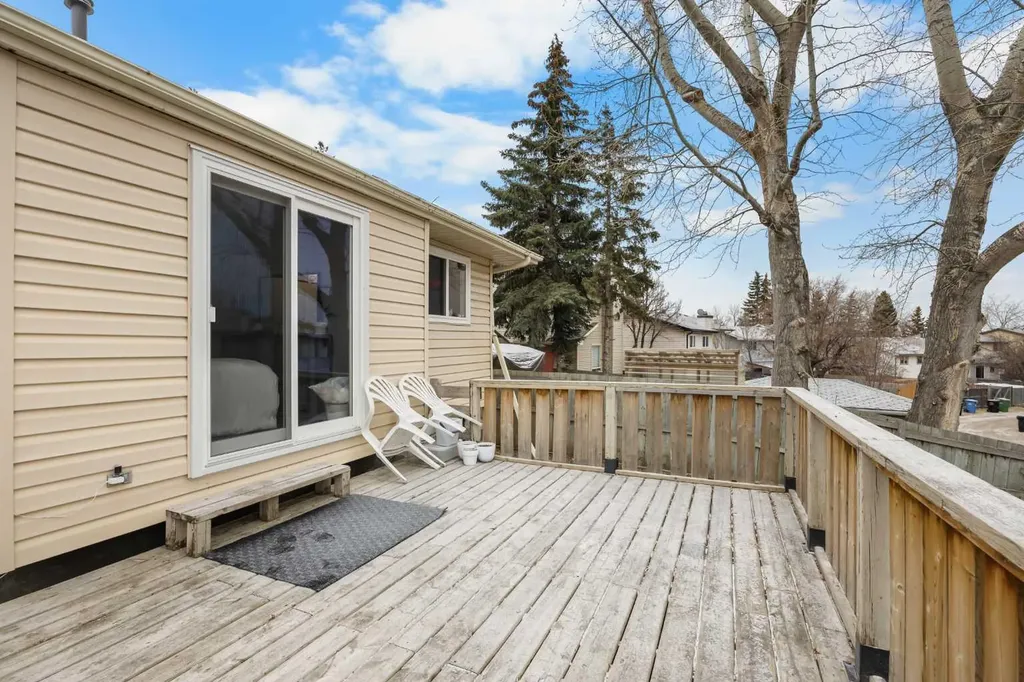 23 Edgedale Road NW Calgary AB T3A 2P6