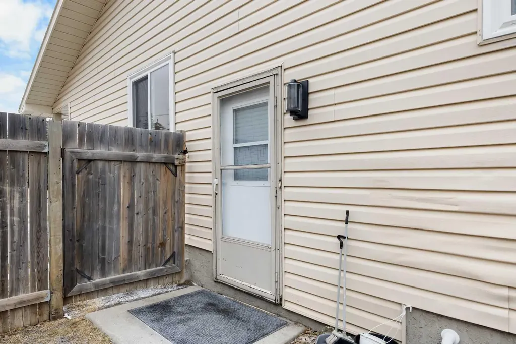 23 Edgedale Road NW Calgary AB T3A 2P6
