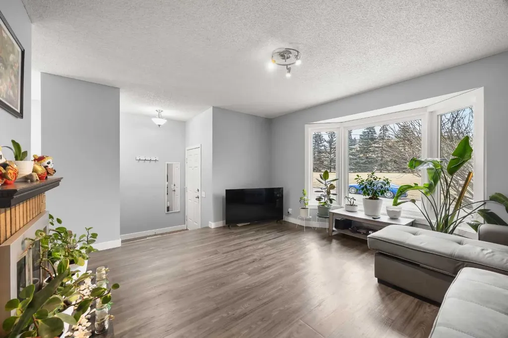 23 Edgedale Road NW Calgary AB T3A 2P6