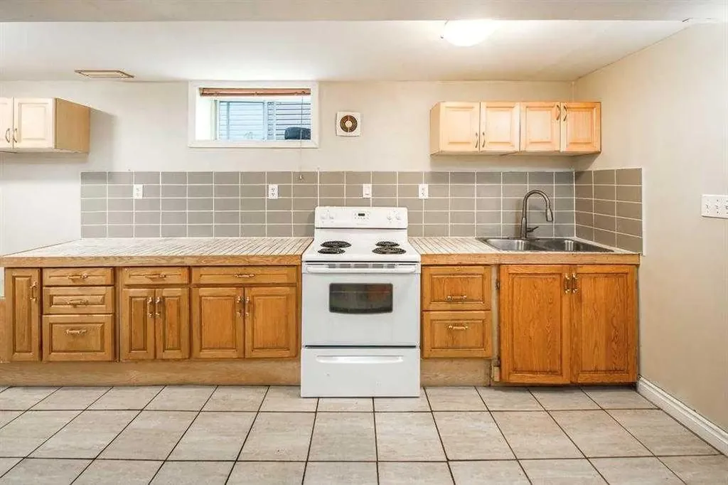 23 Edgedale Road NW Calgary AB T3A 2P6