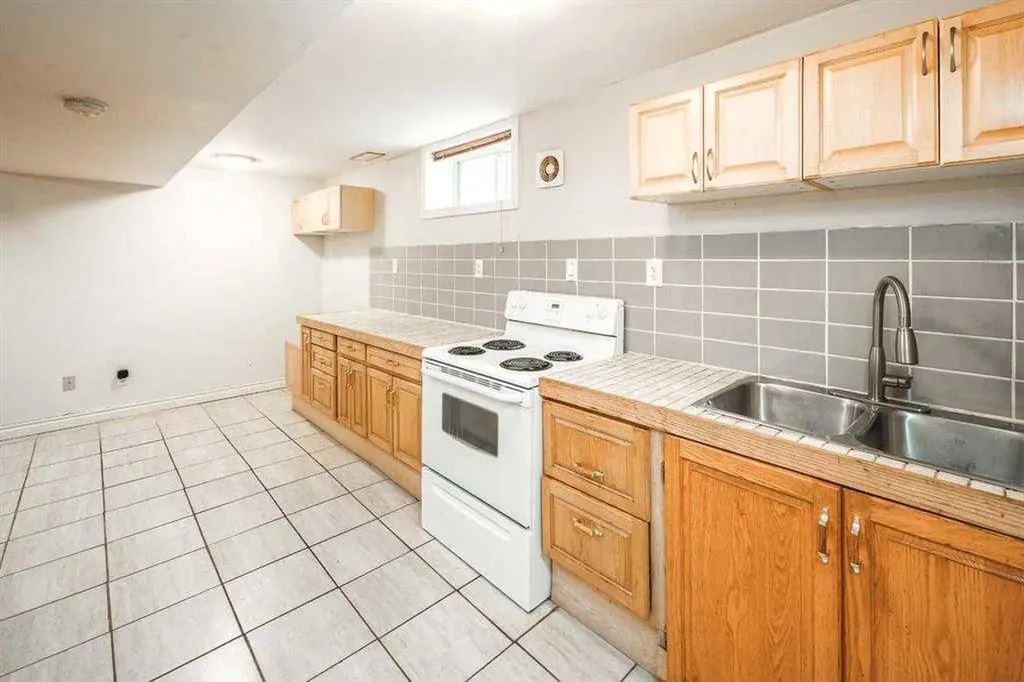 23 Edgedale Road NW Calgary AB T3A 2P6