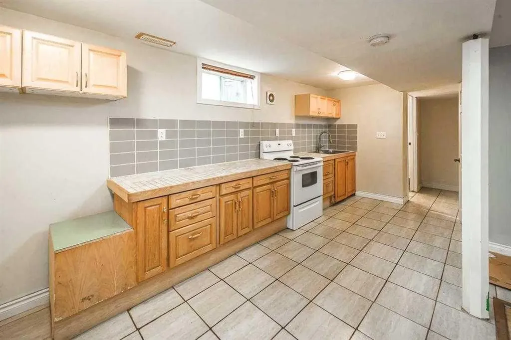 23 Edgedale Road NW Calgary AB T3A 2P6
