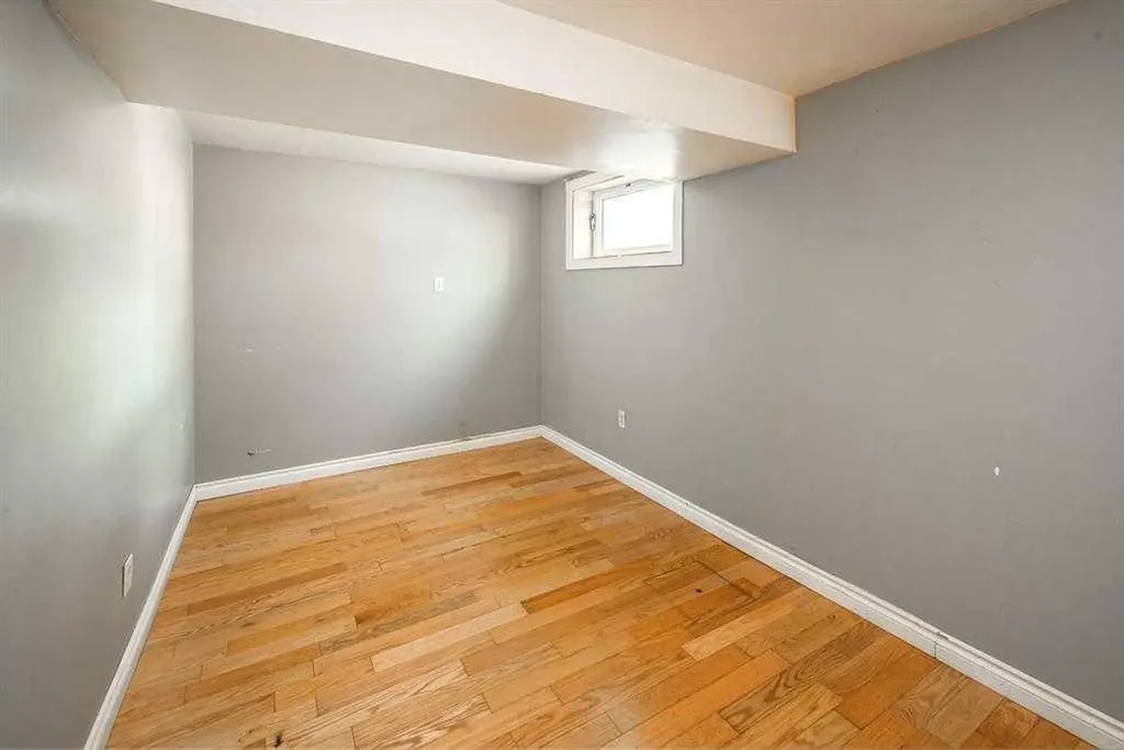 23 Edgedale Road NW Calgary AB T3A 2P6