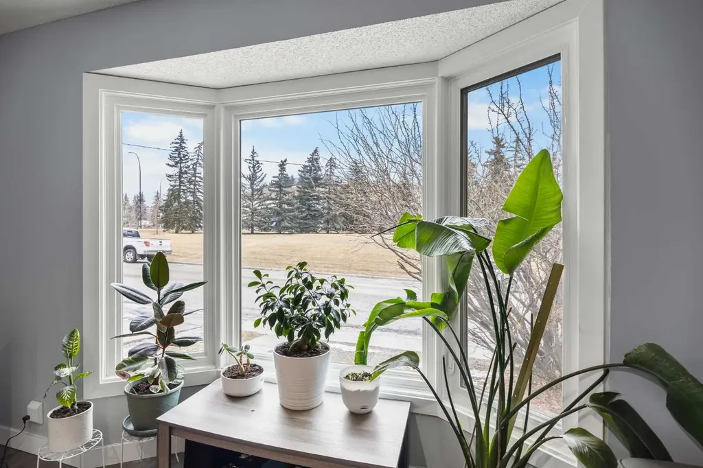 23 Edgedale Road NW Calgary AB T3A 2P6