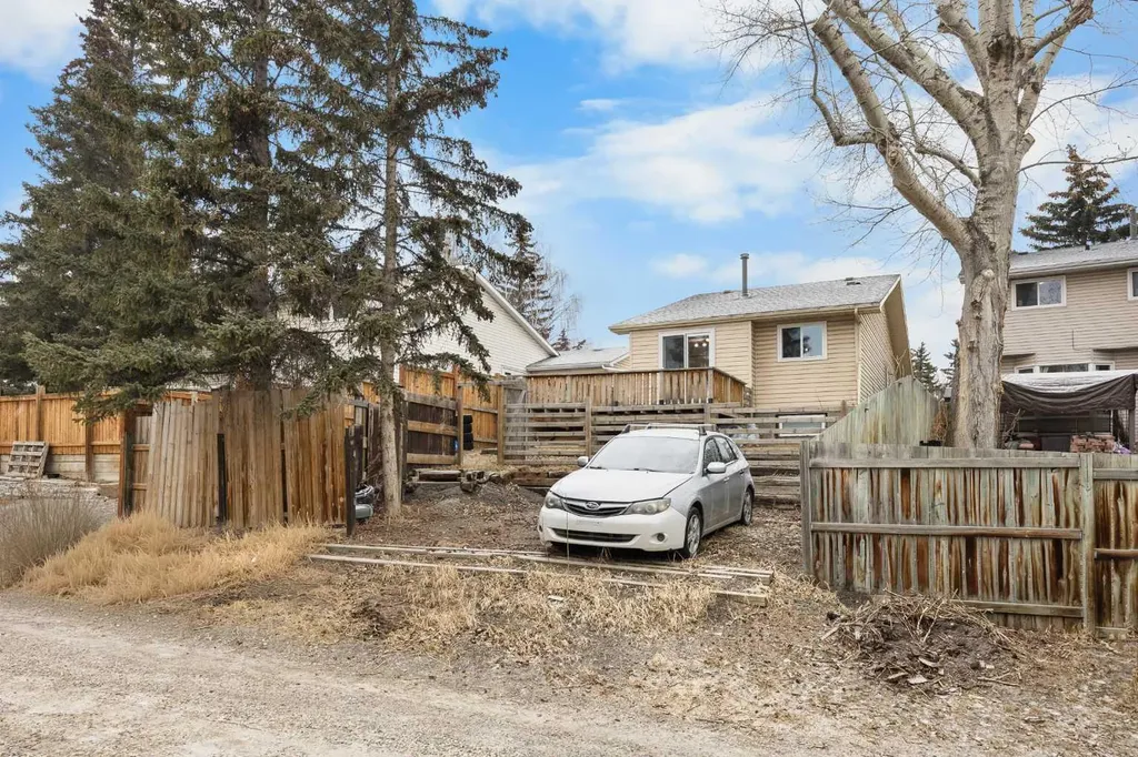 23 Edgedale Road NW Calgary AB T3A 2P6