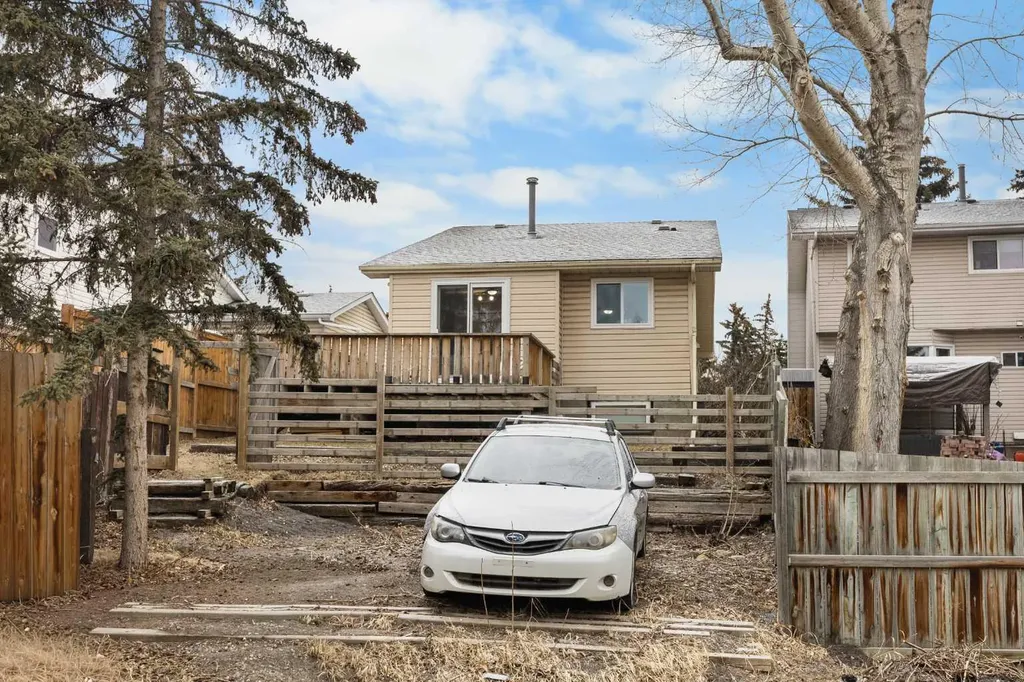23 Edgedale Road NW Calgary AB T3A 2P6