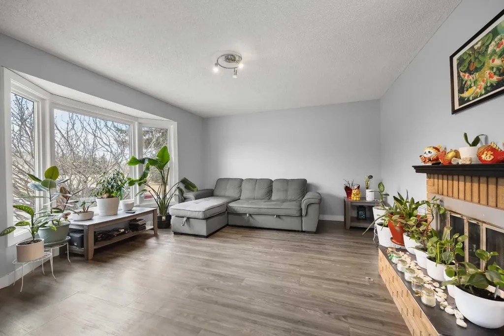 23 Edgedale Road NW Calgary AB T3A 2P6