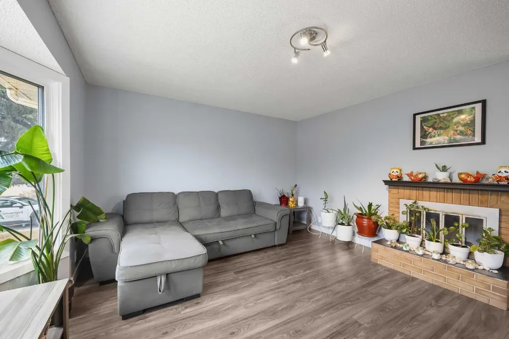 23 Edgedale Road NW Calgary AB T3A 2P6