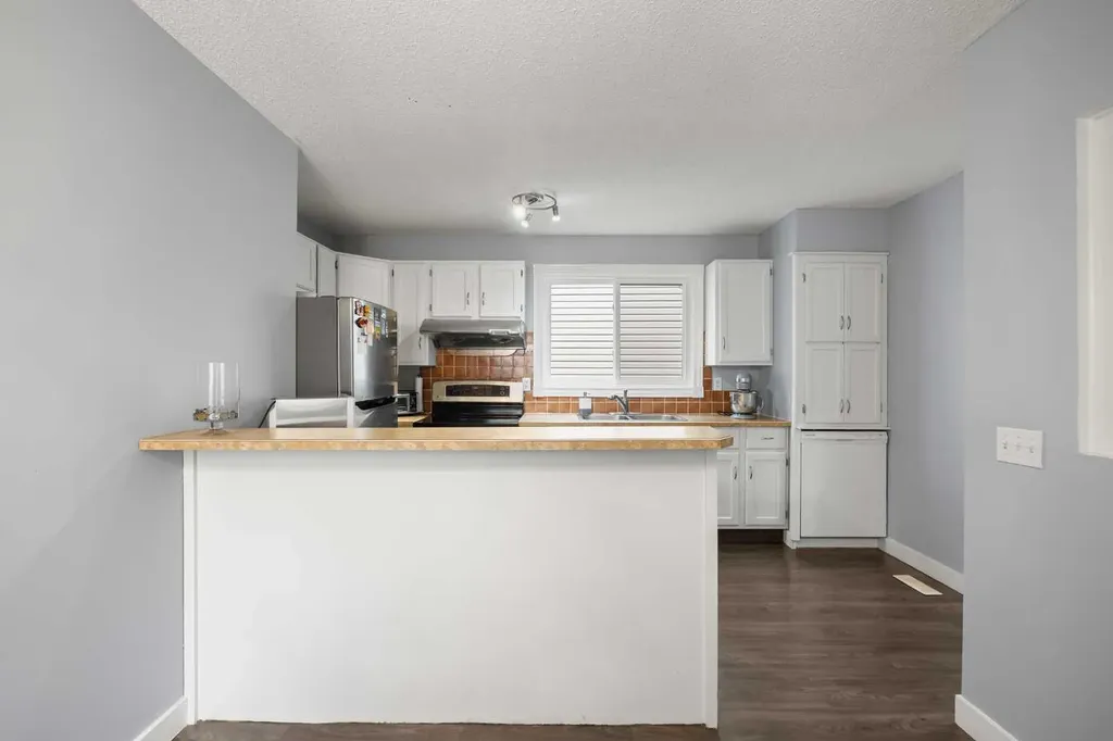 23 Edgedale Road NW Calgary AB T3A 2P6