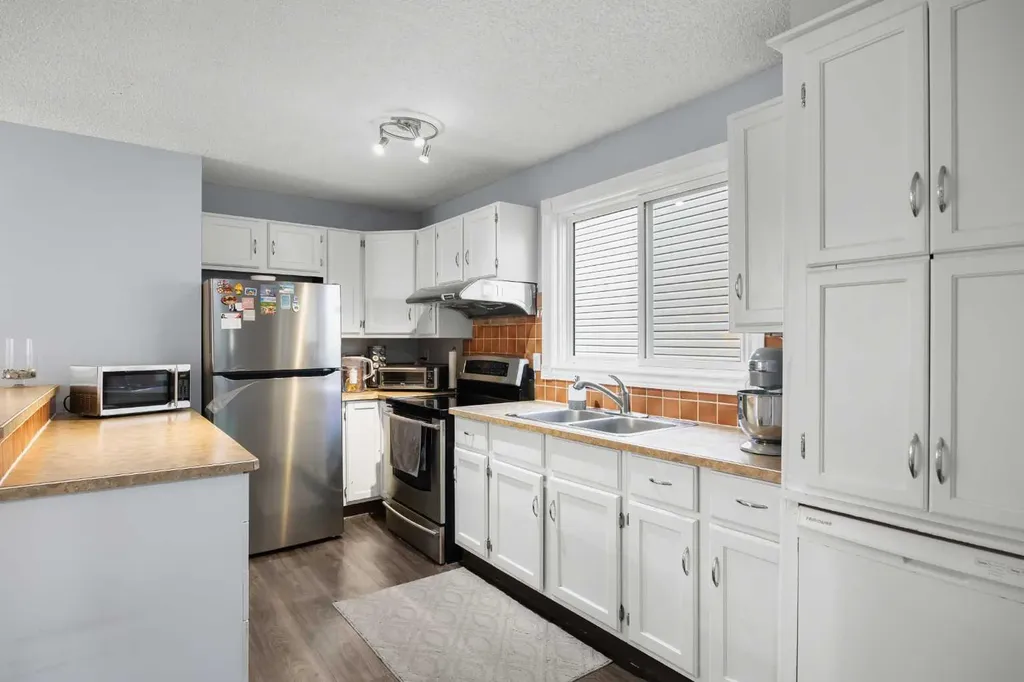 23 Edgedale Road NW Calgary AB T3A 2P6